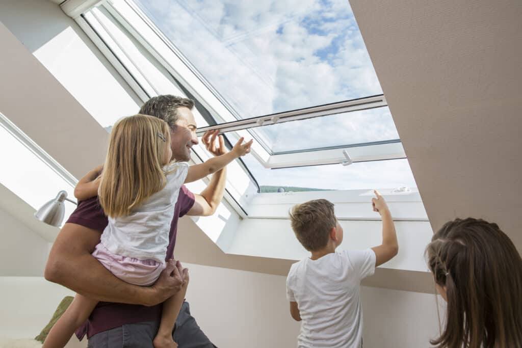 Maßgefertigtes Fliegengitter-Rollo in Angelbachtal an einem Fenster
