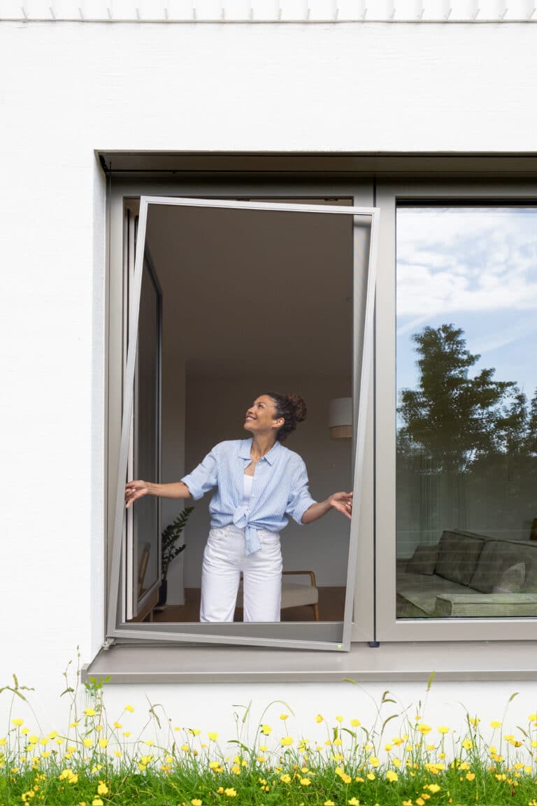 Maßgefertigter Fliegengitter-Spannrahmen in Heilbronn an einem Fenster im Wohnbereich