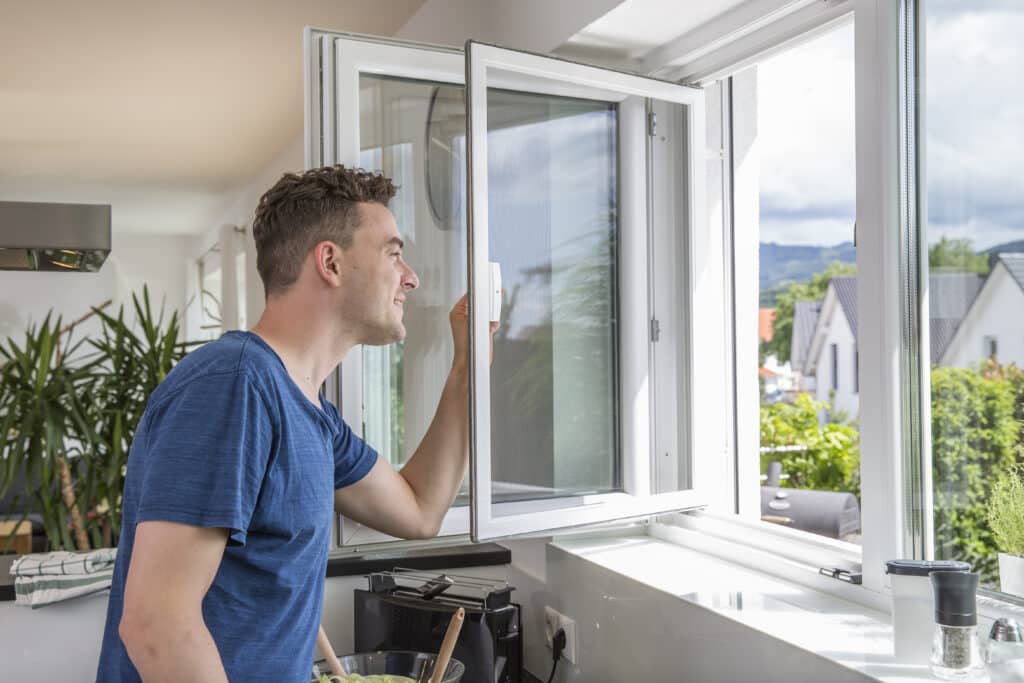 Maßgefertigtes Fliegengitter-Pendelfenster in Eppingen an einem Fenster