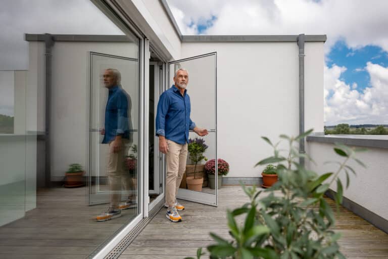 Maßgefertigte Fliegengitter-Drehtür in Herxheim bei Landau an einer Balkon- oder Terrassentür