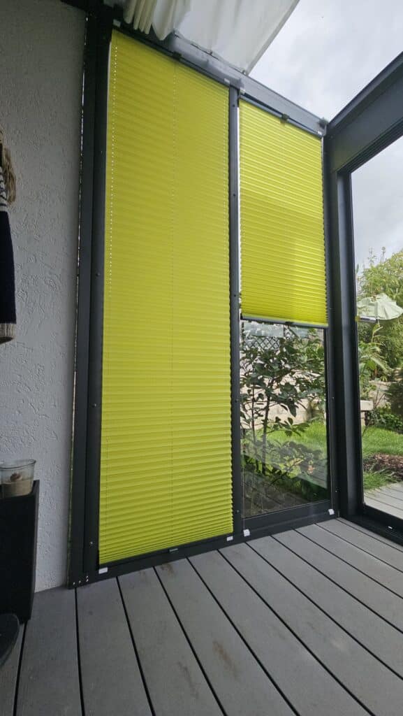 Teba Plissee in Grün, von SST Exclusive in Wiesloch fachgerecht am Fenster installiert