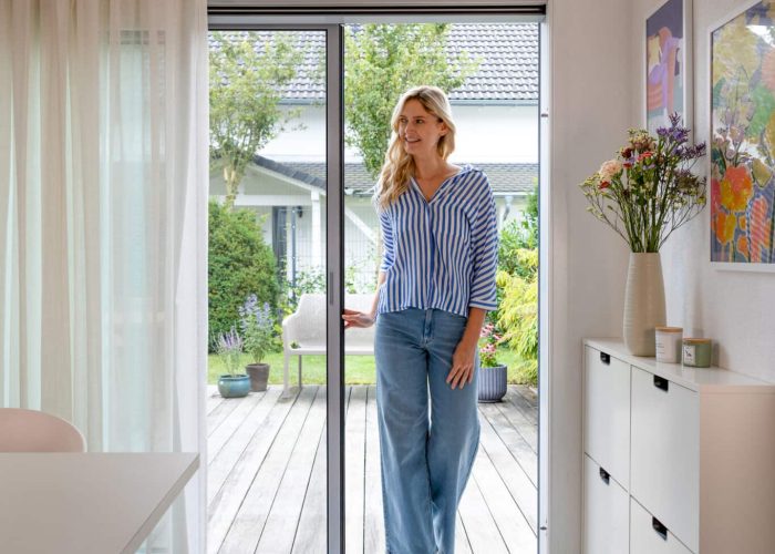 Fliegengitter-Schiebetür in Wiesloch – SST Exclusive Maßgefertigte Fliegengitter-Schiebetür in Wiesloch an einer großen Terrassenöffnung