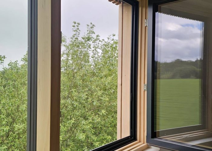 Spannrahmen für Holz-Alu-Fenster Anthrazitfarbener Spannrahmen mit Transpartec-Gewebe in Bad Rappenau